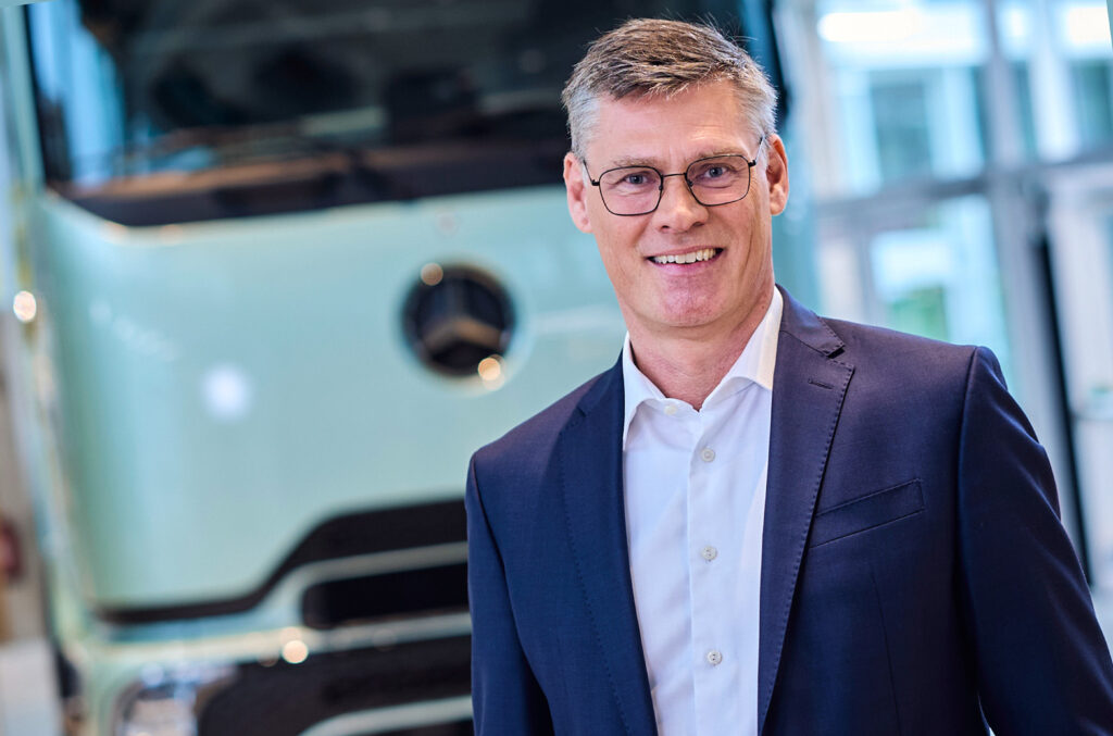 Stephan Unger, CEO di Daimler Truck Financial Services, guida l'espansione europea dell’azienda nei servizi finanziari per veicoli commerciali, con un focus su soluzioni integrate e mobilità sostenibile.