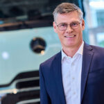 Stephan Unger, CEO di Daimler Truck Financial Services, guida l'espansione europea dell’azienda nei servizi finanziari per veicoli commerciali, con un focus su soluzioni integrate e mobilità sostenibile.