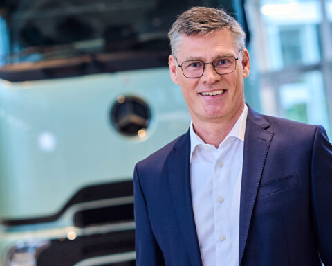 Stephan Unger, CEO di Daimler Truck Financial Services, guida l'espansione europea dell’azienda nei servizi finanziari per veicoli commerciali, con un focus su soluzioni integrate e mobilità sostenibile.
