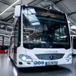 Il nuovo Mercedes-Benz Citaro ibrido allestito da Spillmann per Daimler Truck unisce tecnologia sostenibile e design ispirato alle limousine, offrendo un’esperienza di trasporto urbano elegante e distintiva.