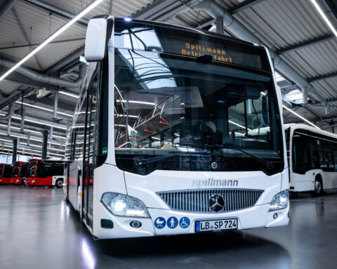 Il nuovo Mercedes-Benz Citaro ibrido allestito da Spillmann per Daimler Truck unisce tecnologia sostenibile e design ispirato alle limousine, offrendo un’esperienza di trasporto urbano elegante e distintiva.