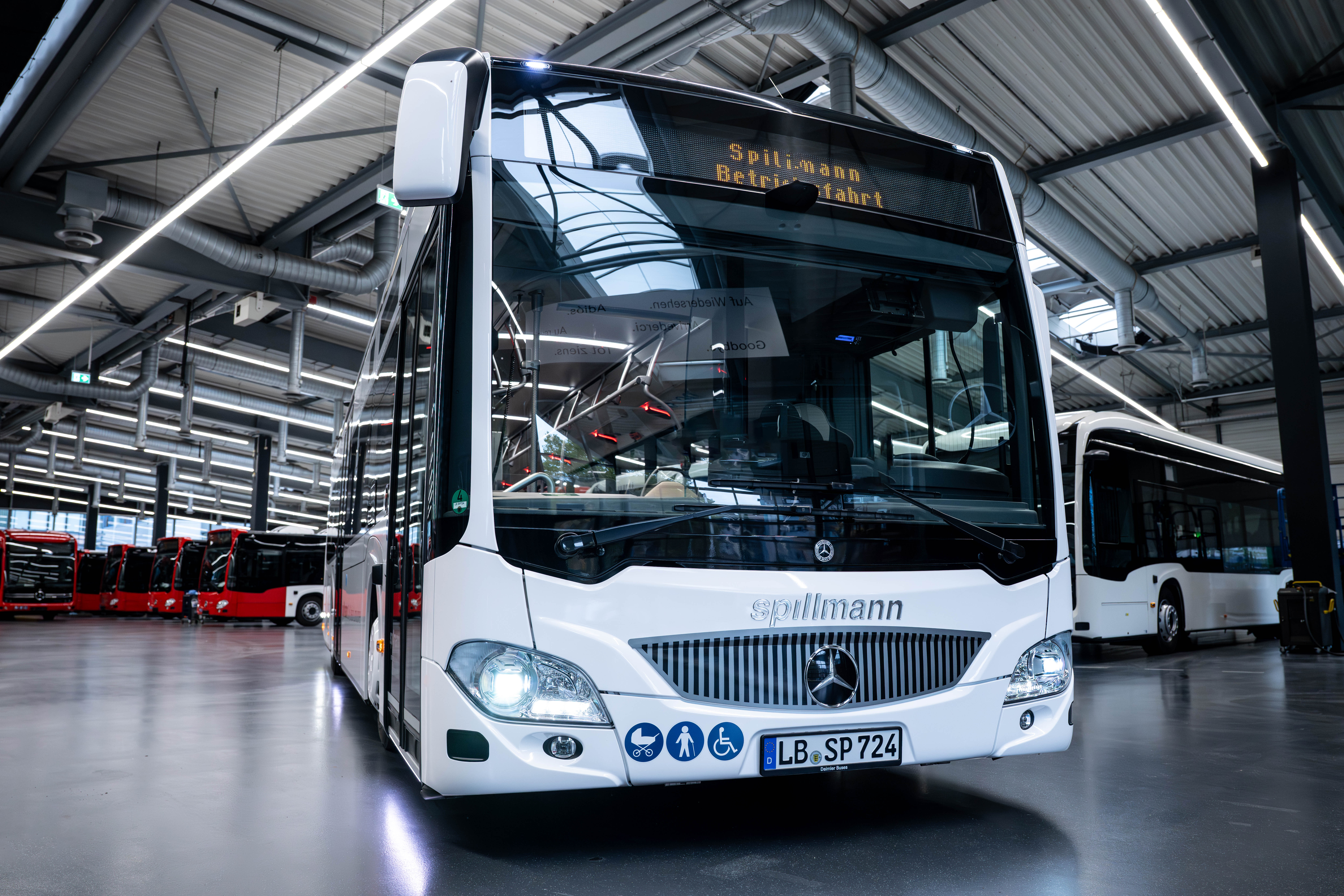 Il nuovo Mercedes-Benz Citaro ibrido allestito da Spillmann per Daimler Truck unisce tecnologia sostenibile e design ispirato alle limousine, offrendo un’esperienza di trasporto urbano elegante e distintiva.