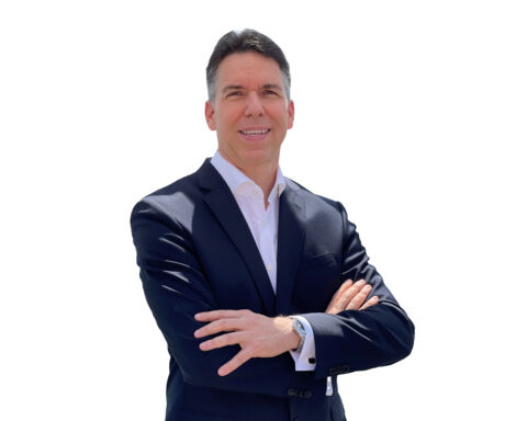 Rielaboratore giornalistico per comunicati stampa ha detto: Torsten Schmidt, nuovo CEO di Daimler India Commercial Vehicles, entrerà in carica all'inizio del 2026, portando con sé una lunga esperienza internazionale nel gruppo Daimler Truck.