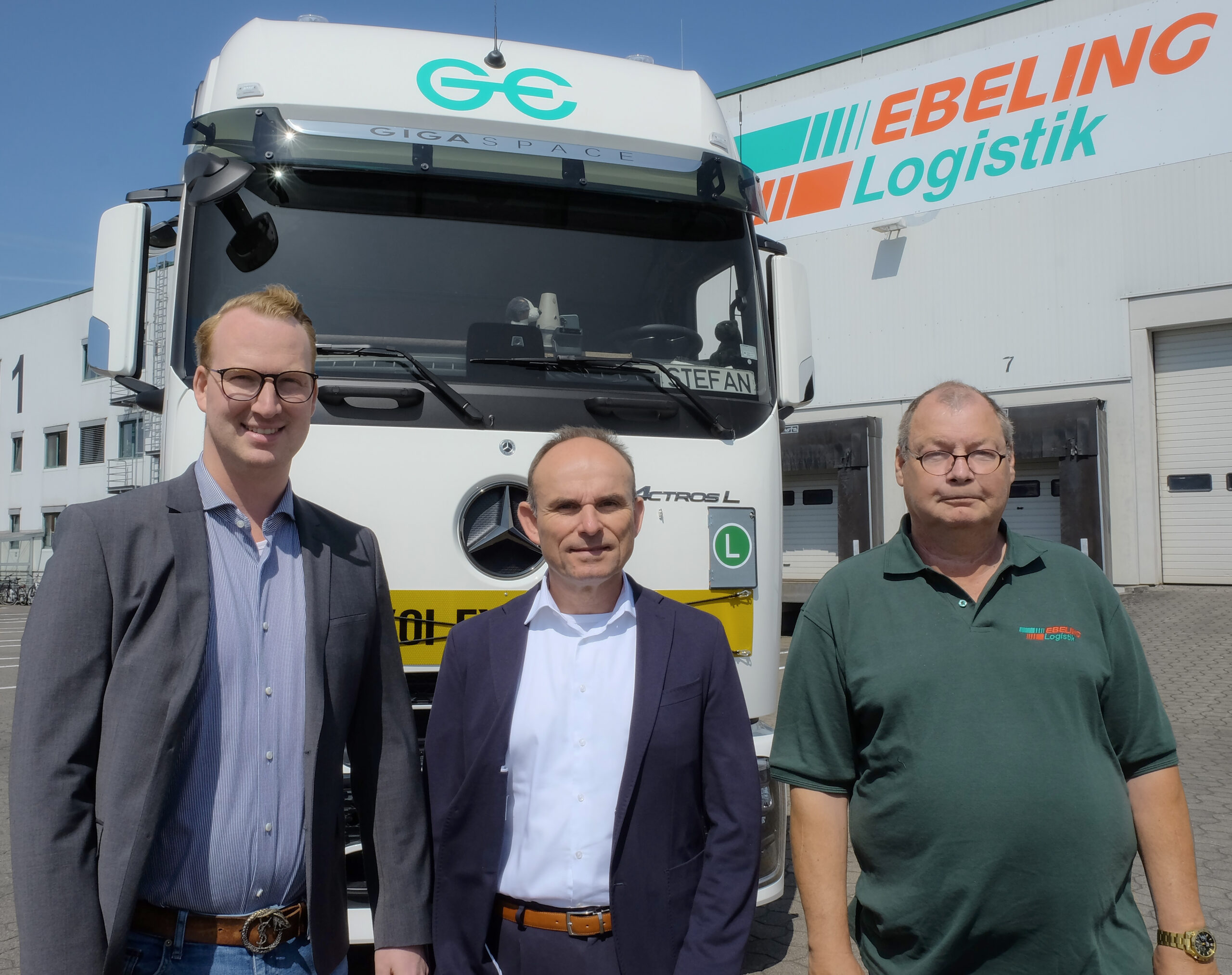 Ebeling Logistik – Da sinistra a destra: i due amministratori delegati Lukas Ebeling e Stefan Gulbins insieme all’autista Stefan Miethe.