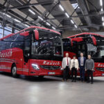 Due nuovi autobus turistici Mercedes-Benz Tourismo M consegnati a Rausch-Reisen presso il centro assistenza Daimler Buses di Neu-Ulm, nell’ambito di un evento che ha coinvolto clienti e partner dell’azienda.