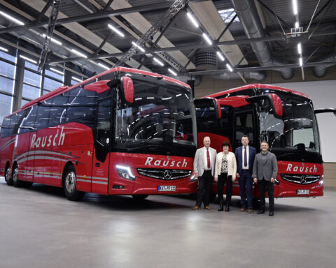 Due nuovi autobus turistici Mercedes-Benz Tourismo M consegnati a Rausch-Reisen presso il centro assistenza Daimler Buses di Neu-Ulm, nell’ambito di un evento che ha coinvolto clienti e partner dell’azienda.