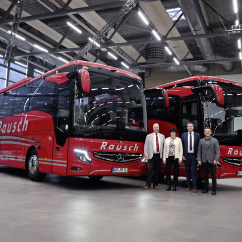 Due nuovi autobus turistici Mercedes-Benz Tourismo M consegnati a Rausch-Reisen presso il centro assistenza Daimler Buses di Neu-Ulm, nell’ambito di un evento che ha coinvolto clienti e partner dell’azienda.