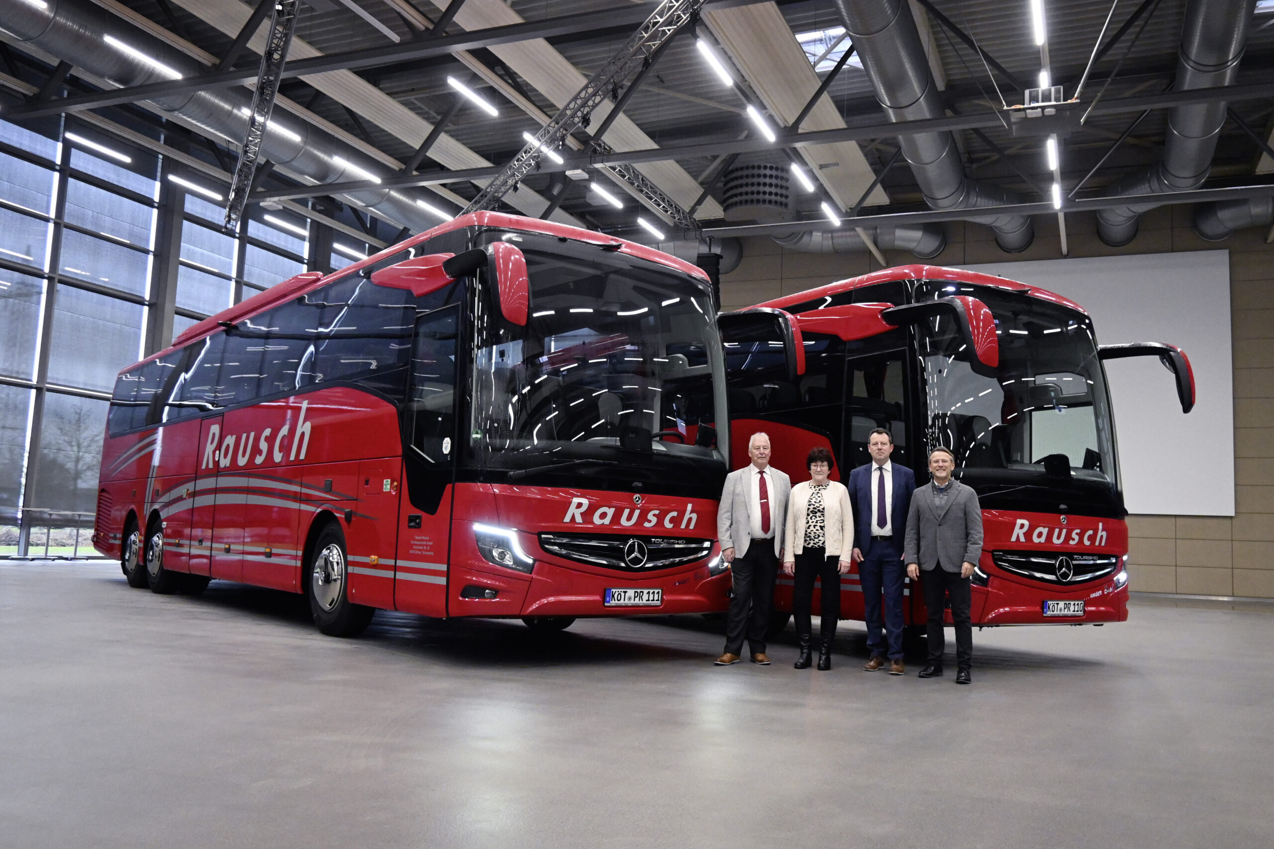 Due nuovi autobus turistici Mercedes-Benz Tourismo M consegnati a Rausch-Reisen presso il centro assistenza Daimler Buses di Neu-Ulm, nell’ambito di un evento che ha coinvolto clienti e partner dell’azienda.