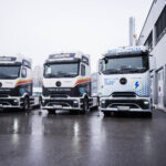 Rielaboratore giornalistico per comunicati stampa ha detto: Inaugurazione della nuova flotta di camion elettrici e della stazione di ricarica presso il centro logistico Lidl di Laakirchen, alla presenza dei vertici di Lidl Austria e Daimler Truck.
