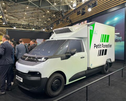 Solutrans 2025 – Presso lo stand Renault, pubblico e operatori del settore scoprono da vicino il nuovo Trafic Van E-Tech Electric, il veicolo commerciale elettrico pensato per una mobilità professionale sostenibile e connessa.