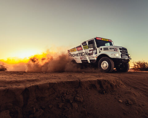 Il brand Prometeon rafforza la propria presenza nel motorsport annunciando la partecipazione alla Dakar 2026 con il team MM Technology e rinnova la partnership con il pilota Martin Macík Jr., puntando sull’affidabilità dei pneumatici Serie 02 Rally.