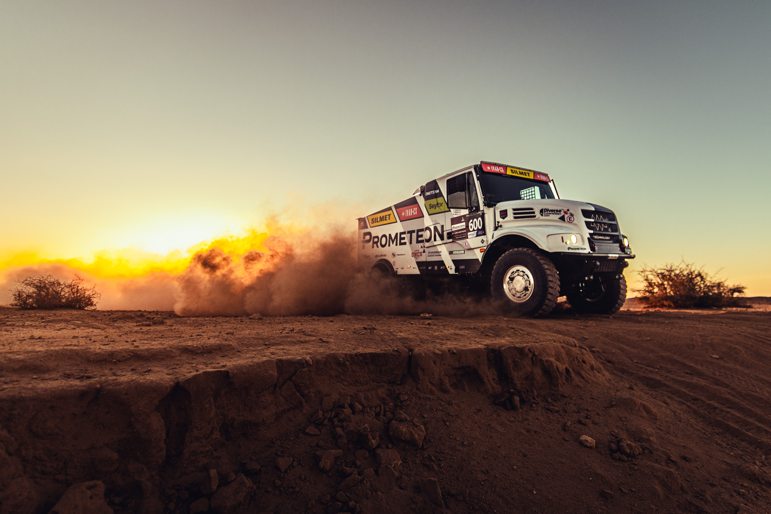 Il brand Prometeon rafforza la propria presenza nel motorsport annunciando la partecipazione alla Dakar 2026 con il team MM Technology e rinnova la partnership con il pilota Martin Macík Jr., puntando sull’affidabilità dei pneumatici Serie 02 Rally.
