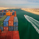 Il Canale di Suez, arteria strategica per il commercio mondiale, collega il Mar Mediterraneo al Mar Rosso, consentendo il transito diretto tra Europa e Asia senza la circumnavigazione dell’Africa.