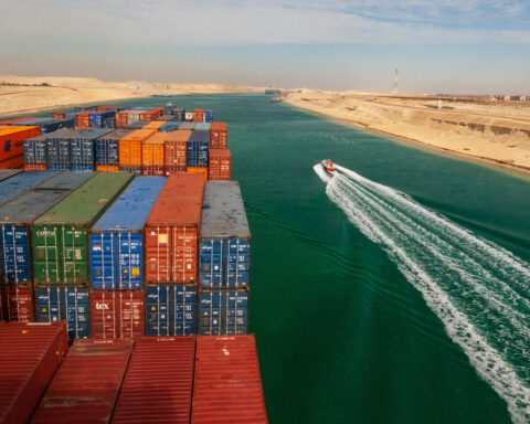 Il Canale di Suez, arteria strategica per il commercio mondiale, collega il Mar Mediterraneo al Mar Rosso, consentendo il transito diretto tra Europa e Asia senza la circumnavigazione dell’Africa.