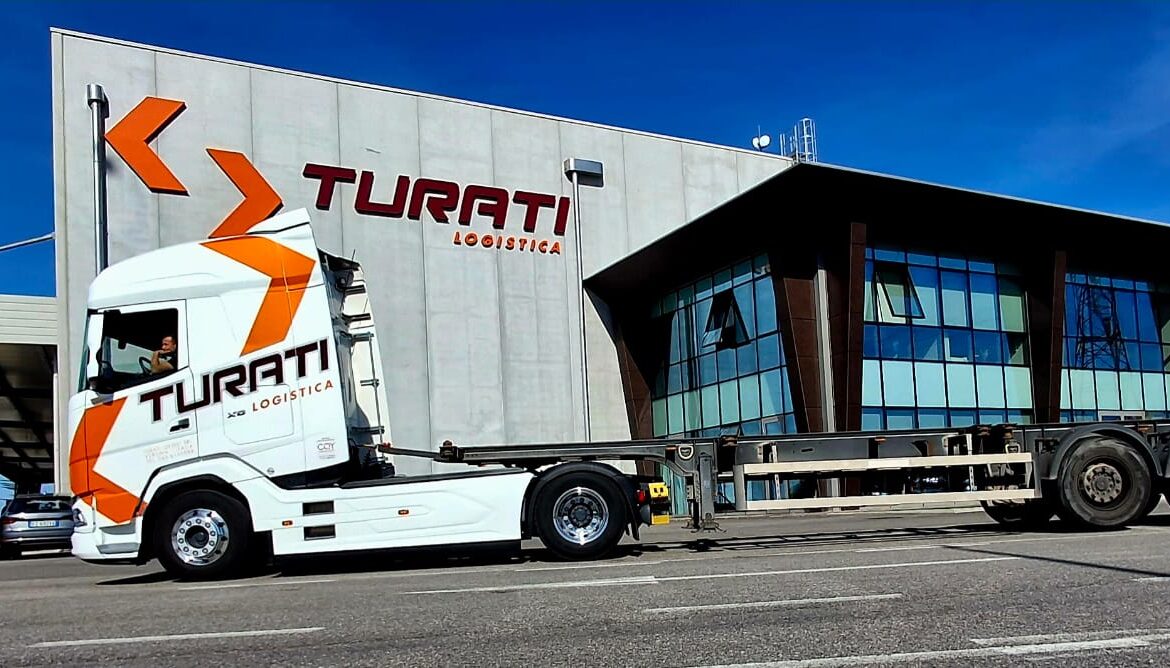 Autotrasporti Turati Ovidio sceglie Webfleet per innovare la gestione flotte aziendali, ottenendo maggiore efficienza, controllo in tempo reale e una significativa riduzione dei costi operativi.