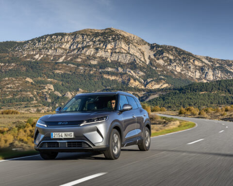 BYD lancia ATTO 2 Comfort, nuova versione del SUV elettrico compatto con 430 km di autonomia e ricarica rapida.