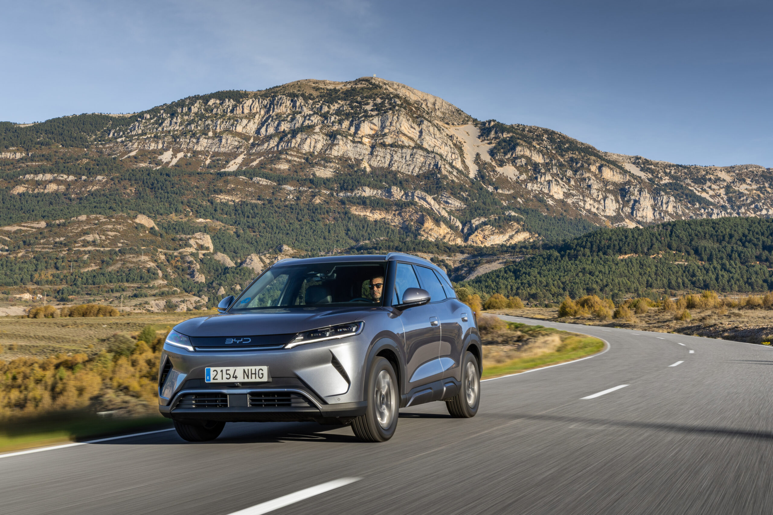 BYD lancia ATTO 2 Comfort, nuova versione del SUV elettrico compatto con 430 km di autonomia e ricarica rapida.