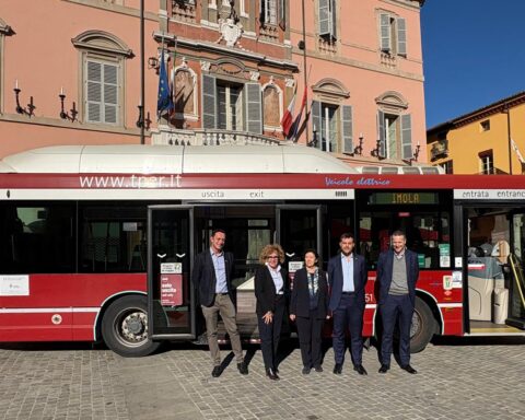 "I nuovi bus elettrici Iveco E-Way in servizio a Imola: Tper avvia la linea urbana 2 con veicoli a zero emissioni e ricarica elettrica dedicata