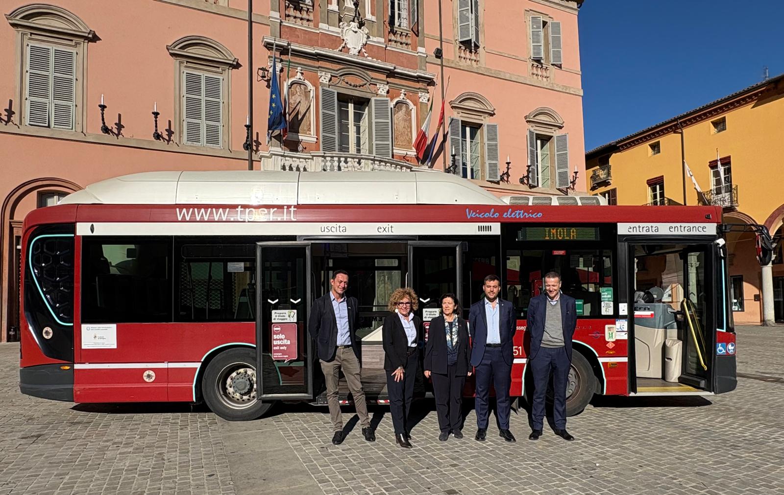 "I nuovi bus elettrici Iveco E-Way in servizio a Imola: Tper avvia la linea urbana 2 con veicoli a zero emissioni e ricarica elettrica dedicata