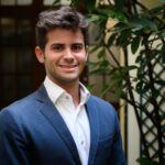 Edoardo Bertin, Head of Business Development & Growth di ClimateSeed, commenta l’impatto ambientale della logistica nel periodo natalizio: in Italia si stimano fino a 500.000 tonnellate di CO₂ in poche settimane.