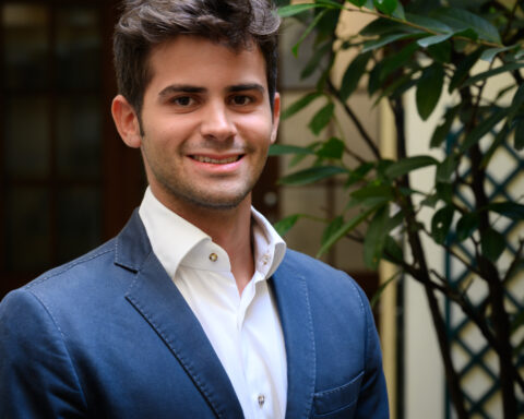 Edoardo Bertin, Head of Business Development & Growth di ClimateSeed, commenta l’impatto ambientale della logistica nel periodo natalizio: in Italia si stimano fino a 500.000 tonnellate di CO₂ in poche settimane.