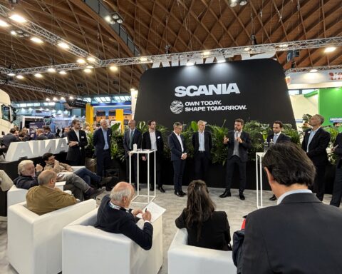 Conferenza stampa di JUNA a Ecomondo 2025: presentato il nuovo modello di trasporto elettrico e integrato promosso da Scania e sennder, in collaborazione con partner strategici per la logistica sostenibile.