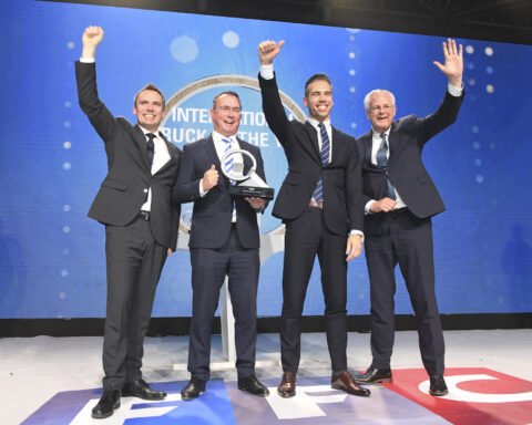 DAF conquista il titolo di “International Truck of the Year 2026” con i nuovi modelli elettrici XD e XF, premiati al salone Solutrans di Lione per il loro contributo all’innovazione e alla sostenibilità nel trasporto su strada.