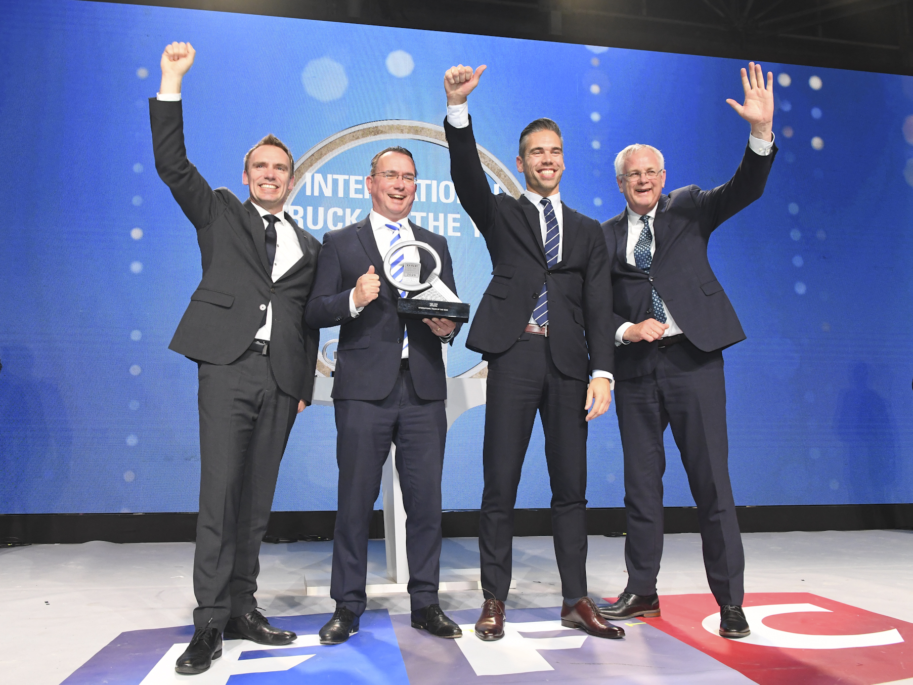 DAF conquista il titolo di “International Truck of the Year 2026” con i nuovi modelli elettrici XD e XF, premiati al salone Solutrans di Lione per il loro contributo all’innovazione e alla sostenibilità nel trasporto su strada.