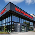 DHL inaugura il nuovo Innovation Center europeo a Troisdorf: un hub sostenibile e tecnologico che rafforza il ruolo del Gruppo nella leadership dell’innovazione logistica a livello globale.