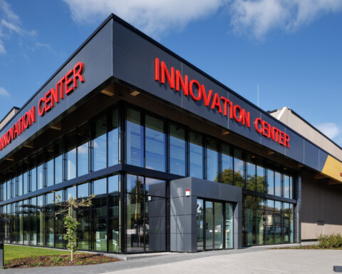 DHL inaugura il nuovo Innovation Center europeo a Troisdorf: un hub sostenibile e tecnologico che rafforza il ruolo del Gruppo nella leadership dell’innovazione logistica a livello globale.