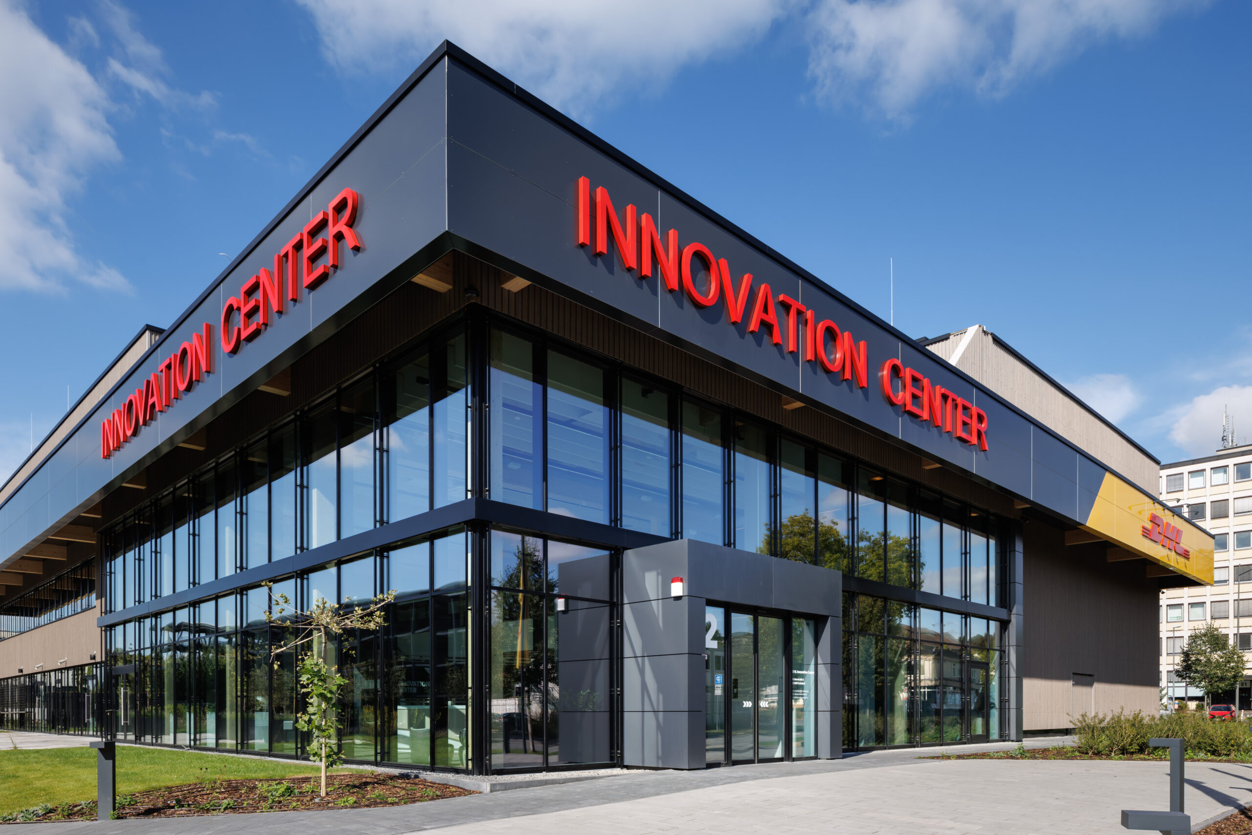 DHL inaugura il nuovo Innovation Center europeo a Troisdorf: un hub sostenibile e tecnologico che rafforza il ruolo del Gruppo nella leadership dell’innovazione logistica a livello globale.