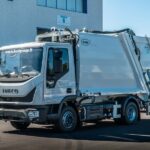 Presentato a Ecomondo 2025 il nuovo IVECO S-eWay elettrico con allestimento scarrabile Busi Group: una soluzione avanzata per la raccolta rifiuti elettrica, progettata per unire sostenibilità, efficienza operativa e innovazione urbana.