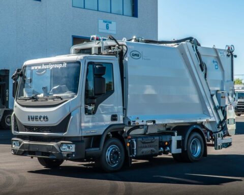 Presentato a Ecomondo 2025 il nuovo IVECO S-eWay elettrico con allestimento scarrabile Busi Group: una soluzione avanzata per la raccolta rifiuti elettrica, progettata per unire sostenibilità, efficienza operativa e innovazione urbana.