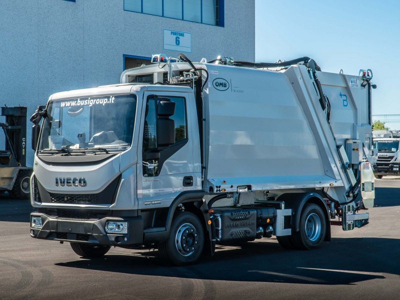 Presentato a Ecomondo 2025 il nuovo IVECO S-eWay elettrico con allestimento scarrabile Busi Group: una soluzione avanzata per la raccolta rifiuti elettrica, progettata per unire sostenibilità, efficienza operativa e innovazione urbana.