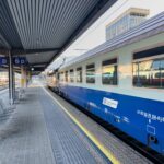 L’Espresso Monaco di FS Treni Turistici Italiani pronto a ripartire da Roma: un viaggio notturno verso i mercatini di Natale della Baviera, tra paesaggi alpini e atmosfera natalizia a bordo.