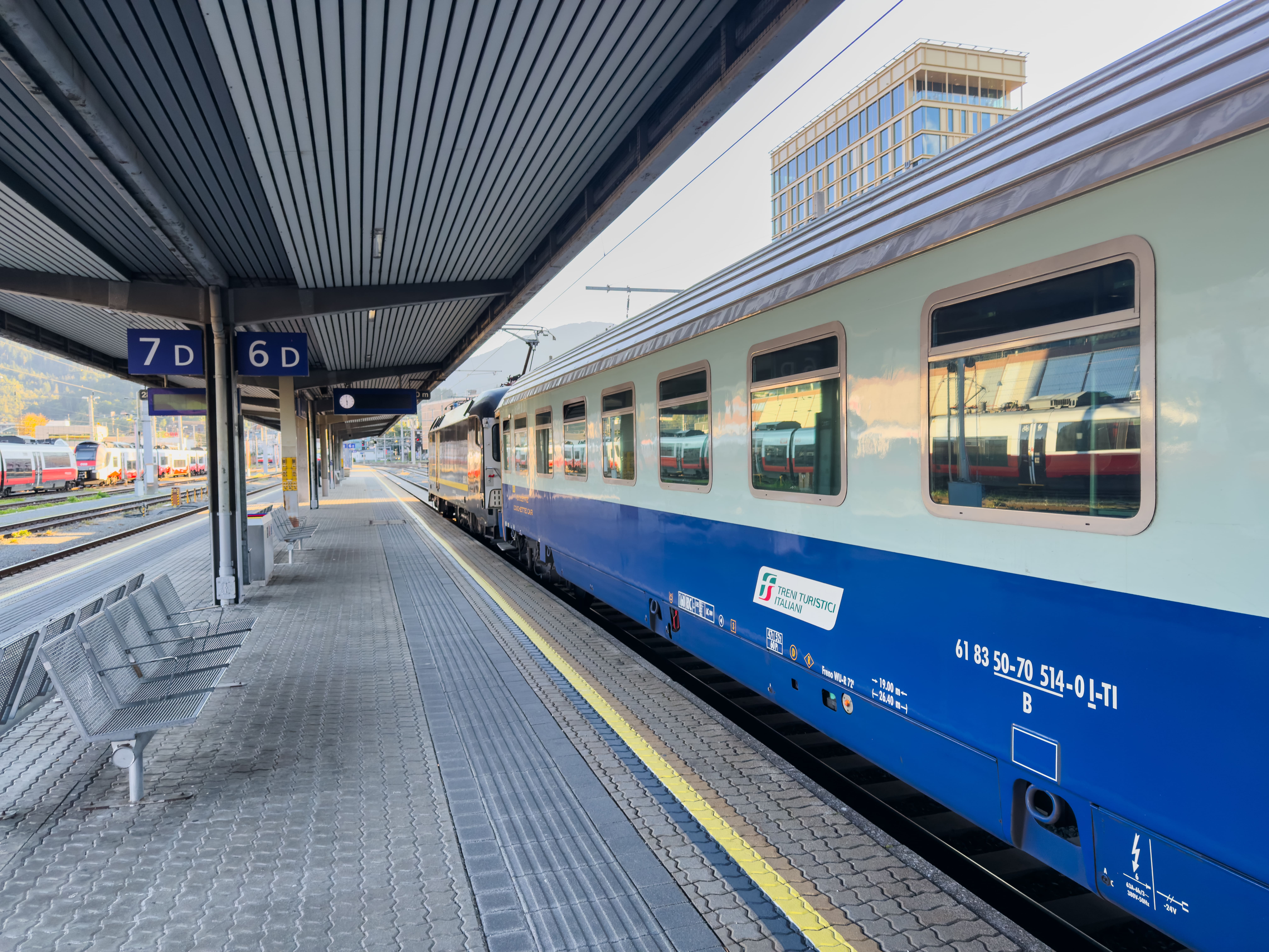 L’Espresso Monaco di FS Treni Turistici Italiani pronto a ripartire da Roma: un viaggio notturno verso i mercatini di Natale della Baviera, tra paesaggi alpini e atmosfera natalizia a bordo.