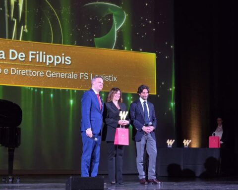 FS Logistix premiata al WE Award 2025 per la leadership innovativa di Sabrina De Filippis: un riconoscimento che celebra il ruolo della logistica integrata nel rinnovamento sostenibile del settore trasporti.