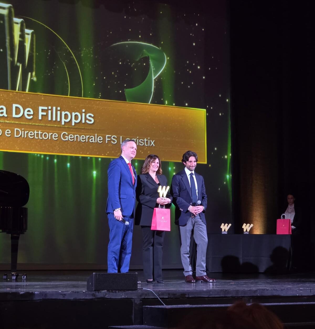 FS Logistix premiata al WE Award 2025 per la leadership innovativa di Sabrina De Filippis: un riconoscimento che celebra il ruolo della logistica integrata nel rinnovamento sostenibile del settore trasporti.