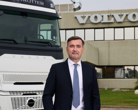 Giovanni Dattoli, Amministratore Delegato di Volvo Trucks Italia, è stato nominato presidente della sezione veicoli industriali di UNRAE per il triennio 2025-2028, con l’obiettivo di guidare il settore verso una transizione sostenibile.