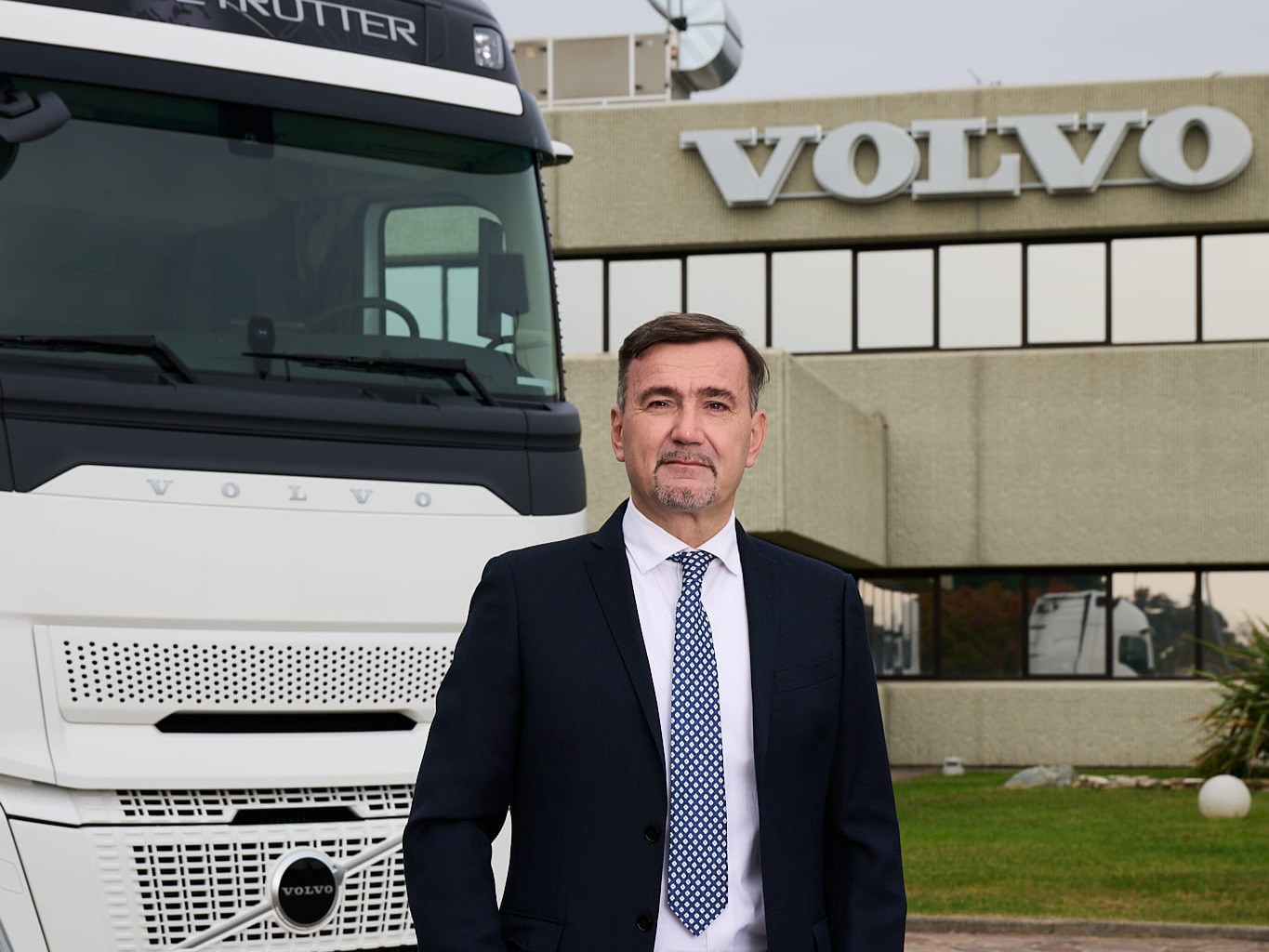 Giovanni Dattoli, Amministratore Delegato di Volvo Trucks Italia, è stato nominato presidente della sezione veicoli industriali di UNRAE per il triennio 2025-2028, con l’obiettivo di guidare il settore verso una transizione sostenibile.