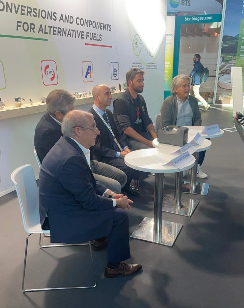 Mobilità sostenibile, Ecomotive Solutions svela a Ecomondo il T35 a metano e l’OrtoBio ElettroAttivo 7