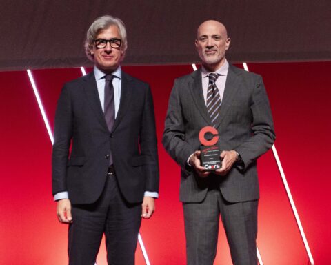 (da sinistra) Ricardo Duarte, Responsabile Vendite Regionali WEU/CEE di TÜV Rheinland, e Andrés Rodríguez, Responsabile Ingegneria Industriale e Manutenzione di Schmitz Cargobull Ibérica.