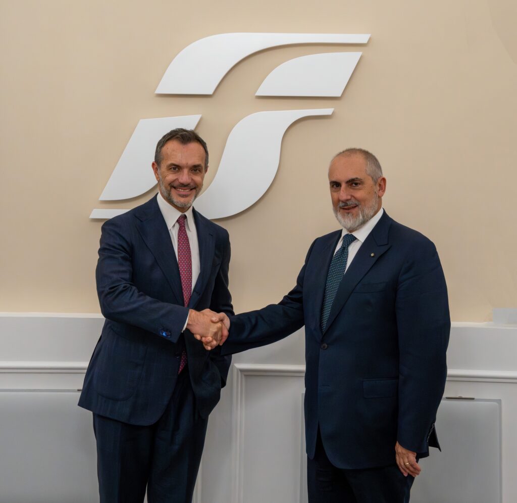 Stefano Antonio Donnarumma, Amministratore Delegato e Direttore Generale del Gruppo FS, e Judson Althoff, CEO di Microsoft Commercial Business, durante la presentazione dell’accordo strategico sull’intelligenza artificiale nei trasporti, siglato tra FS Italiane e Microsoft.