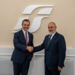 Stefano Antonio Donnarumma, Amministratore Delegato e Direttore Generale del Gruppo FS, e Judson Althoff, CEO di Microsoft Commercial Business, durante la presentazione dell’accordo strategico sull’intelligenza artificiale nei trasporti, siglato tra FS Italiane e Microsoft.