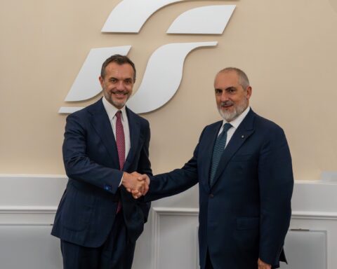 Stefano Antonio Donnarumma, Amministratore Delegato e Direttore Generale del Gruppo FS, e Judson Althoff, CEO di Microsoft Commercial Business, durante la presentazione dell’accordo strategico sull’intelligenza artificiale nei trasporti, siglato tra FS Italiane e Microsoft.