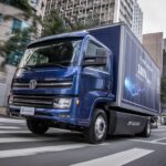 Il progetto e-Dutra, guidato da TRATON GROUP, segna l’inizio del primo corridoio per il trasporto a zero emissioni in Brasile, con l’obiettivo di decarbonizzare la logistica tra Rio e San Paolo.