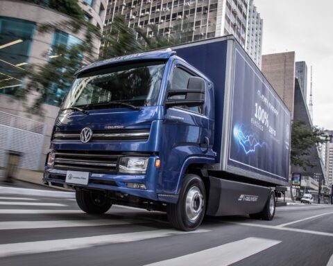 Il progetto e-Dutra, guidato da TRATON GROUP, segna l’inizio del primo corridoio per il trasporto a zero emissioni in Brasile, con l’obiettivo di decarbonizzare la logistica tra Rio e San Paolo.