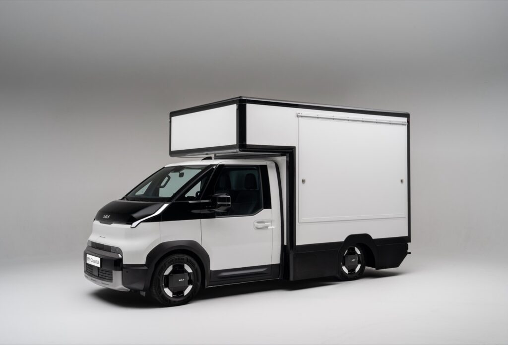 Kia PV5 Chassis Cab: a Solutrans 2025 il van elettrico modulare per la mobilità professionale 3