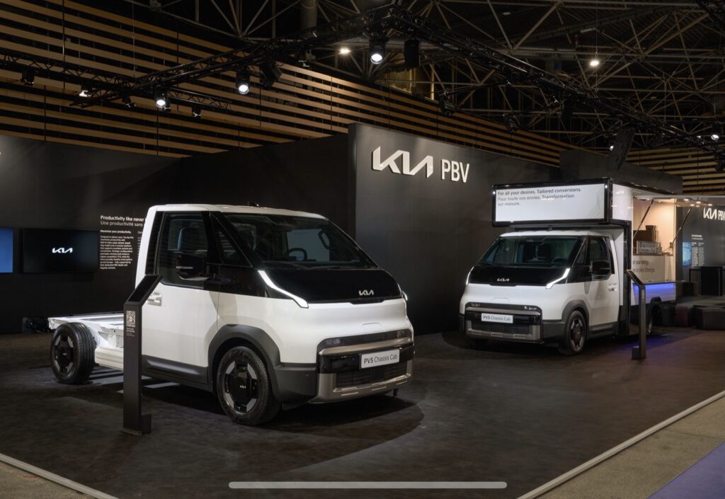 Kia vince il “Van of the Year 2026” a Solutrans con il PV5 3 Kia presenta il nuovo PV5 Chassis Cab a Solutrans 2025 e si aggiudica il prestigioso premio ‘Van of the Year’, confermando la sua strategia elettrica nel settore dei veicoli commerciali.