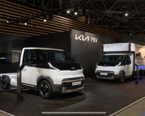 Kia PV5 Chassis Cab, il nuovo veicolo elettrico modulare presentato a Solutrans 2025: una soluzione versatile e sostenibile per il trasporto professionale.